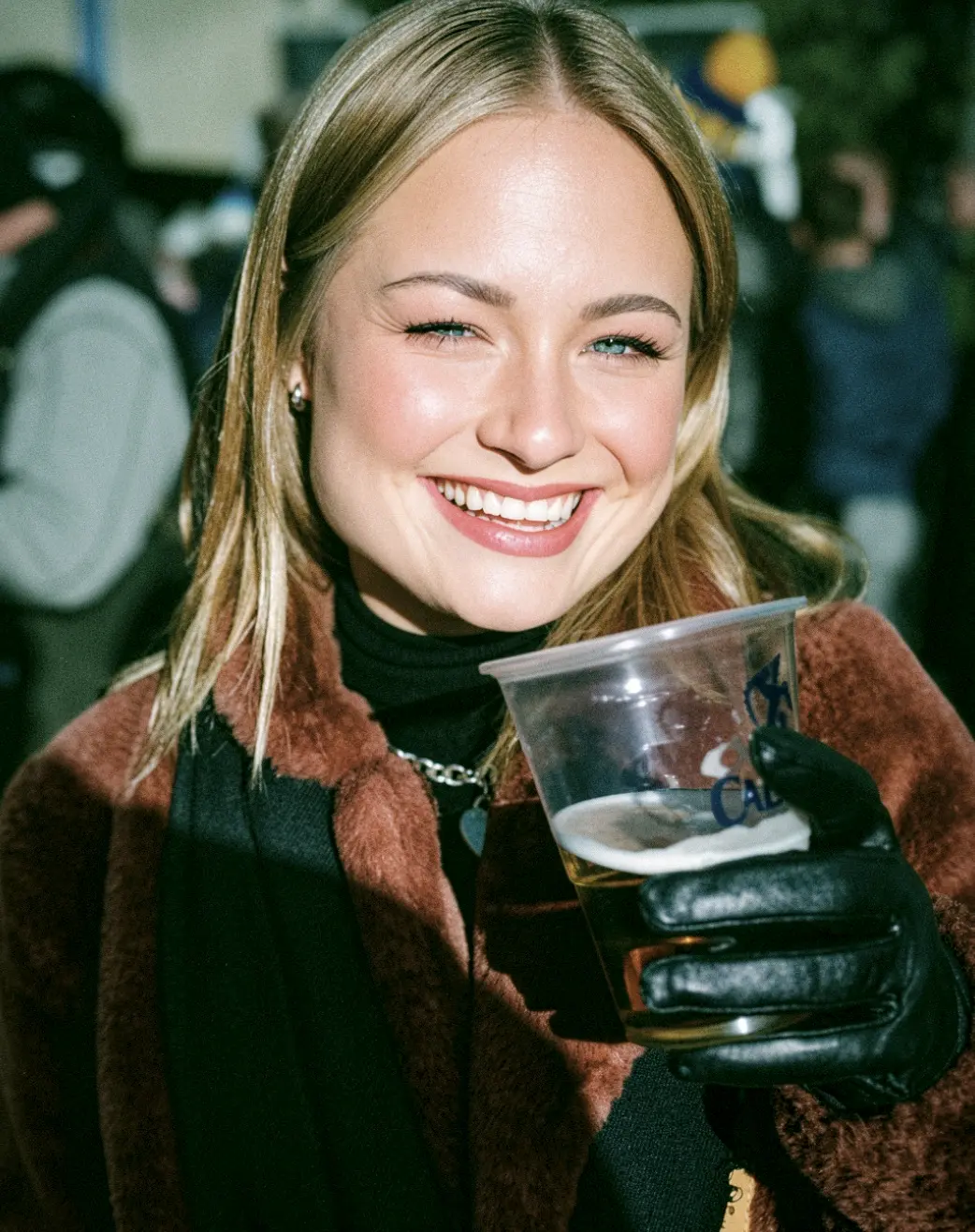 Anna stösst an einem Anlass an