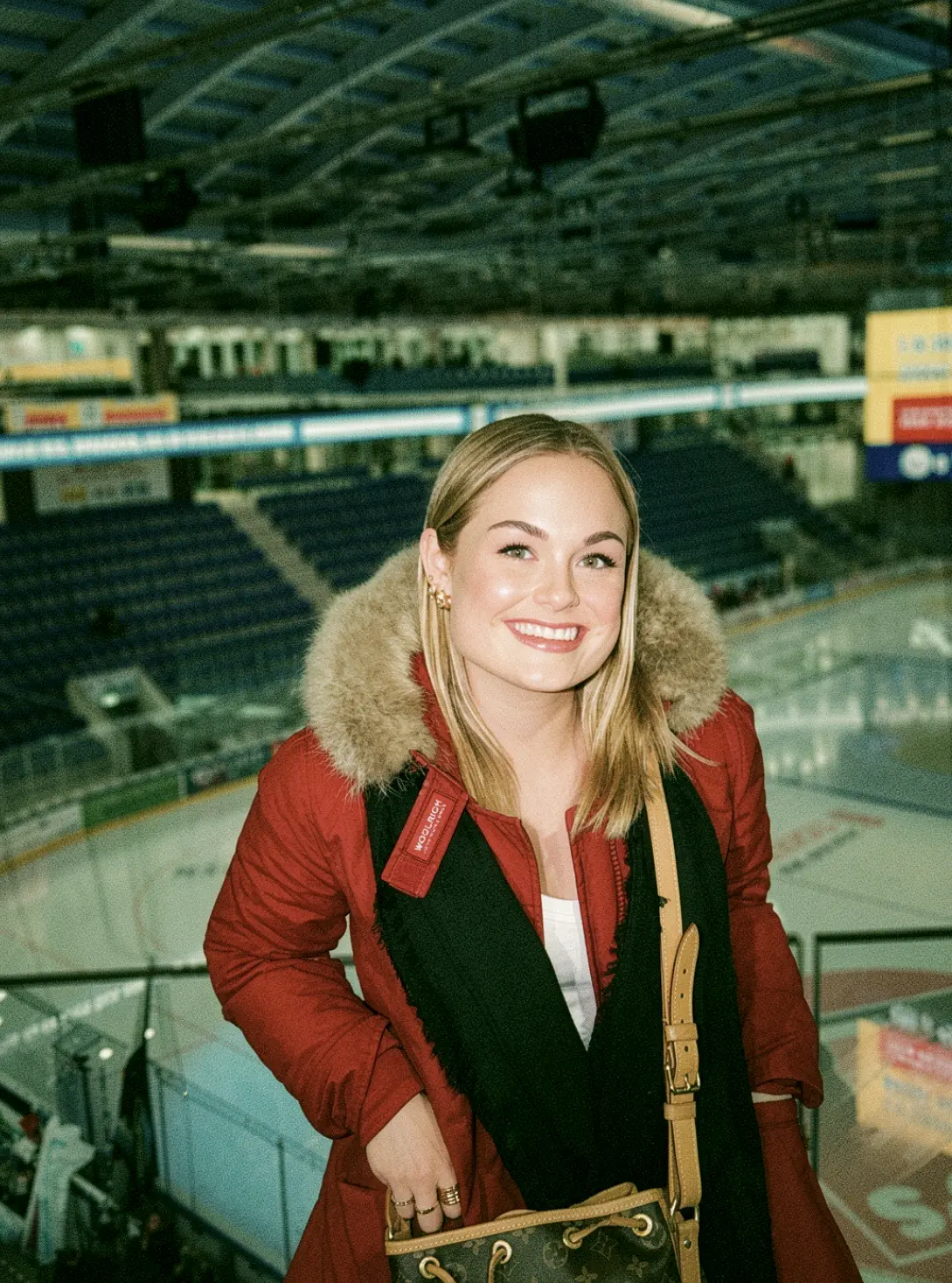 Anna in der Eishalle
