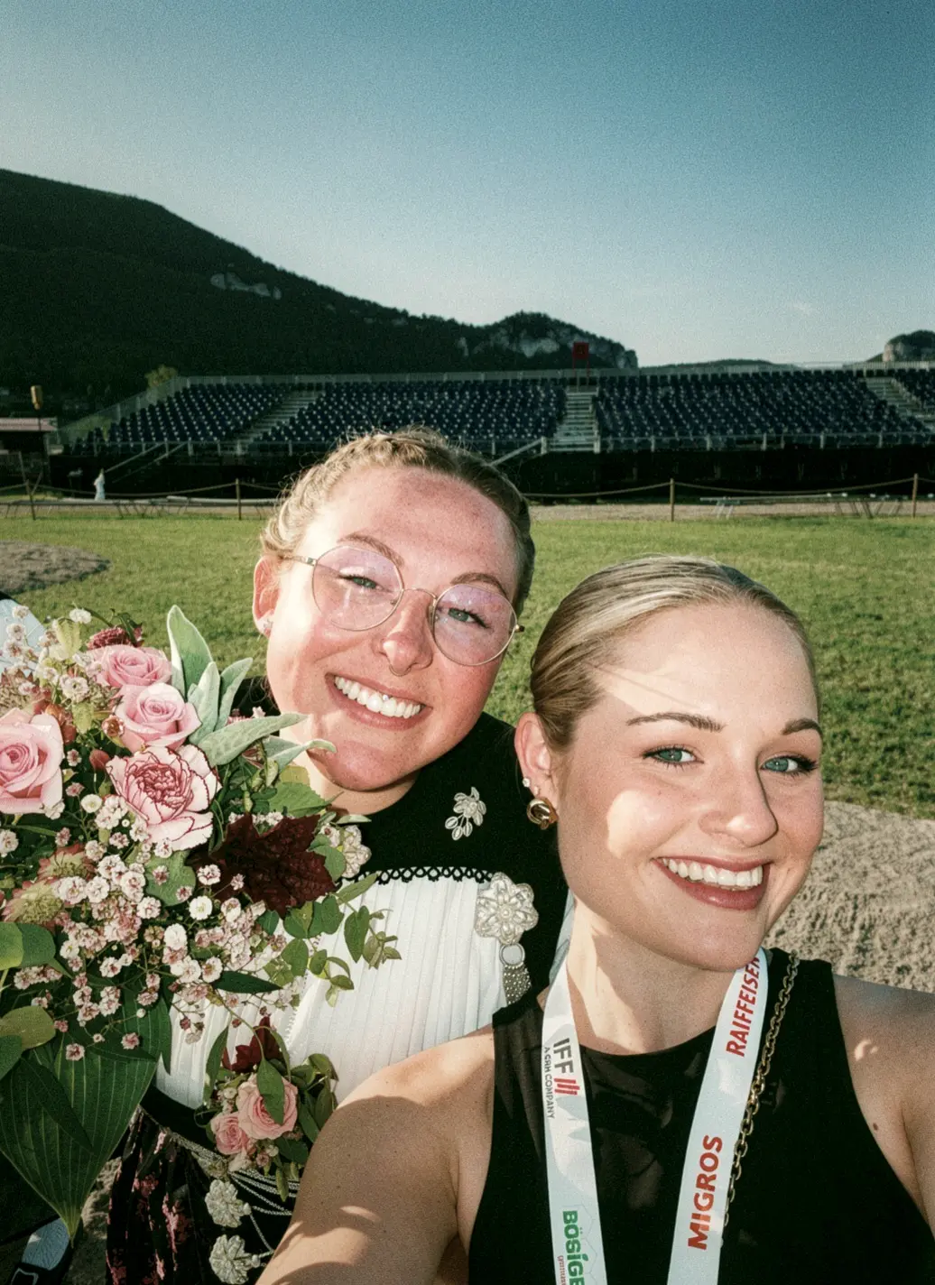 Anna mit Blumen am Fest