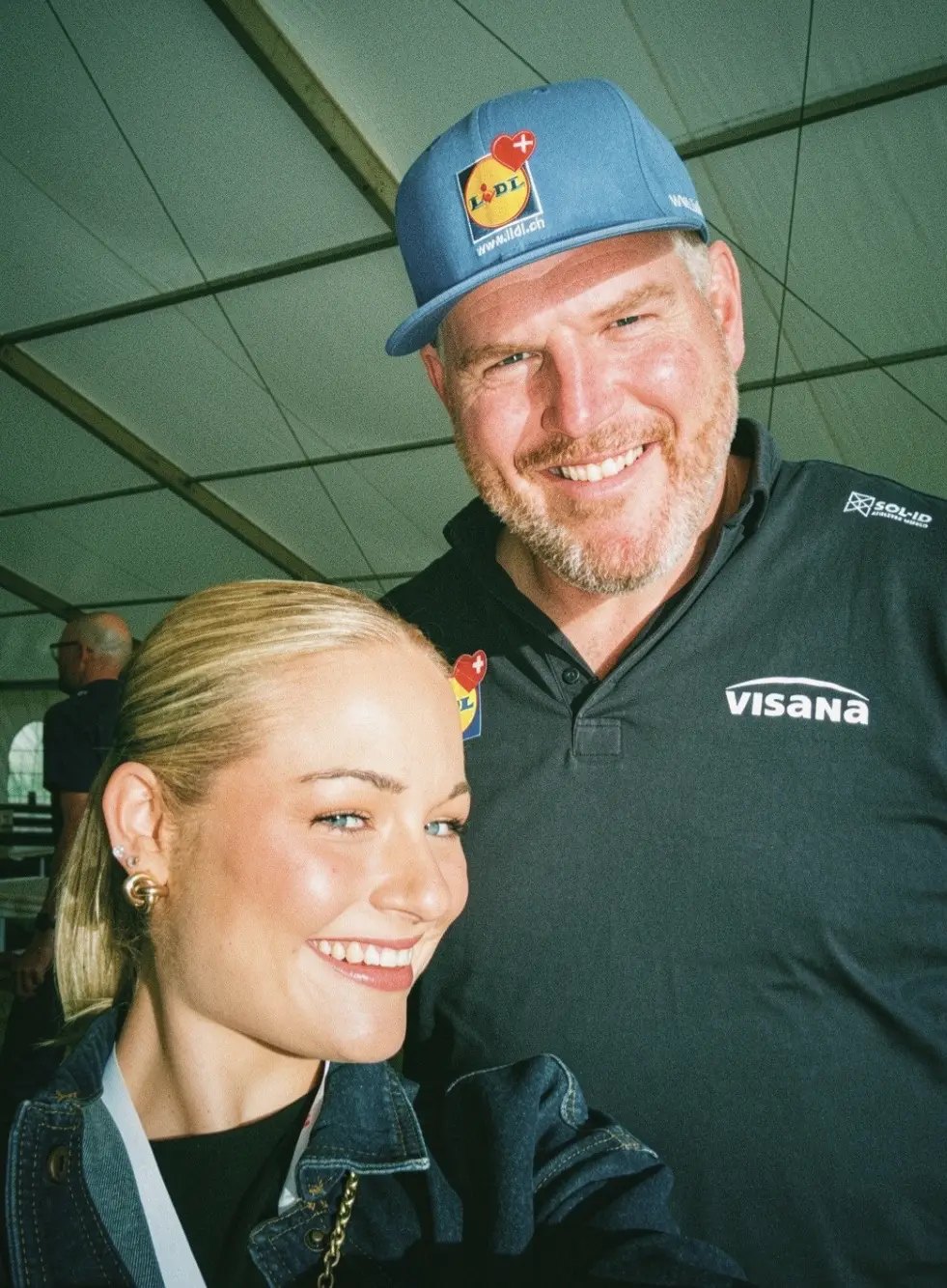 Anna mit einem Gast am Fest, ungestellt