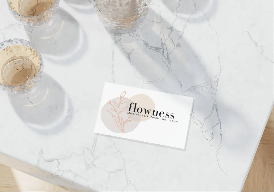 Visitenkarte mit dem Flowness-Logo auf Marmor