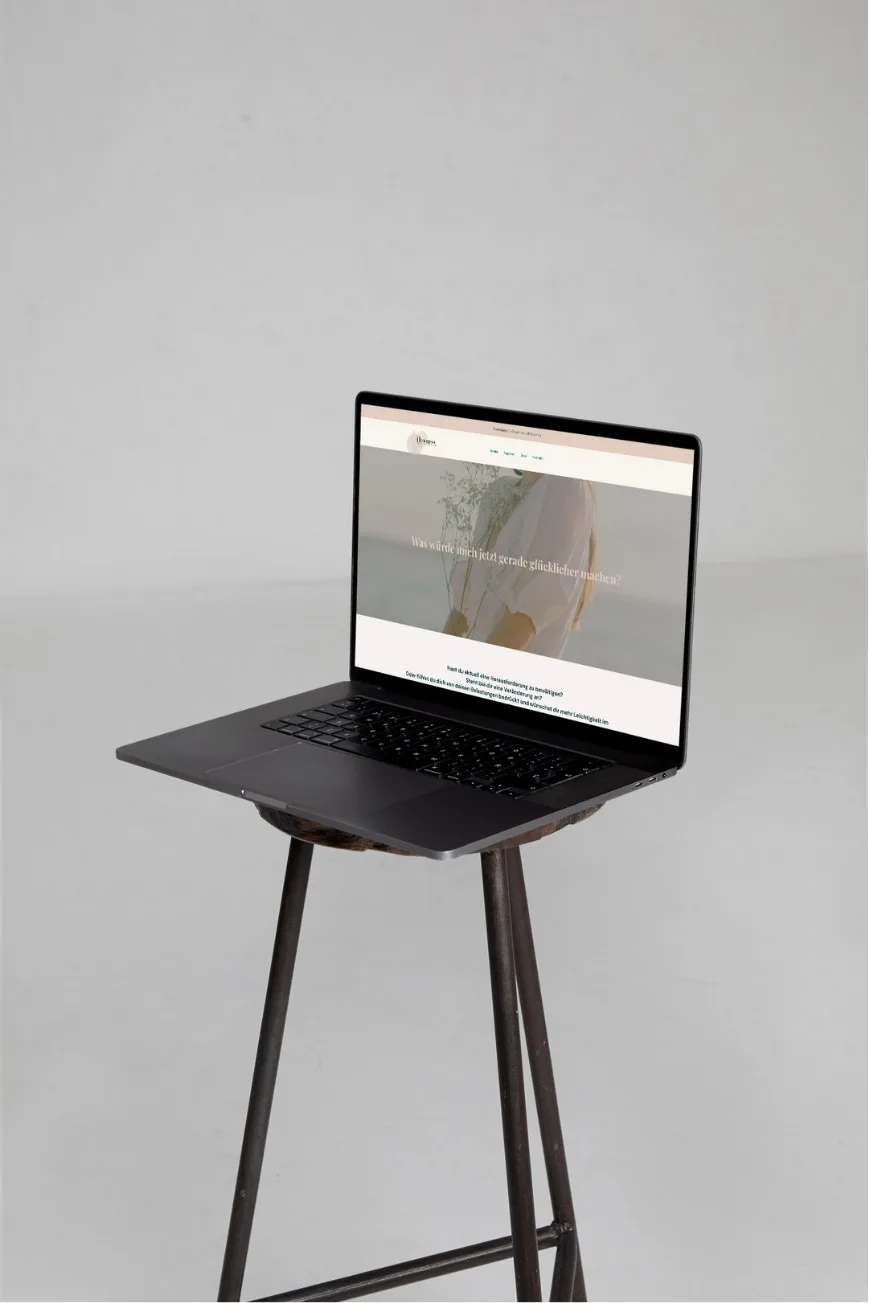 Flowness-Website auf einem Laptop, sauber in Szene gesetzt